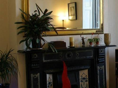 Harlequin Guest House With Parking ウェーマス エクステリア 写真